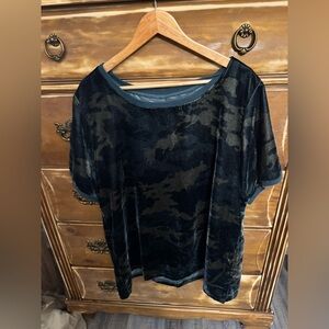 Women's Camouflage Velvet Short-Sleeve Tee in Black and Olive